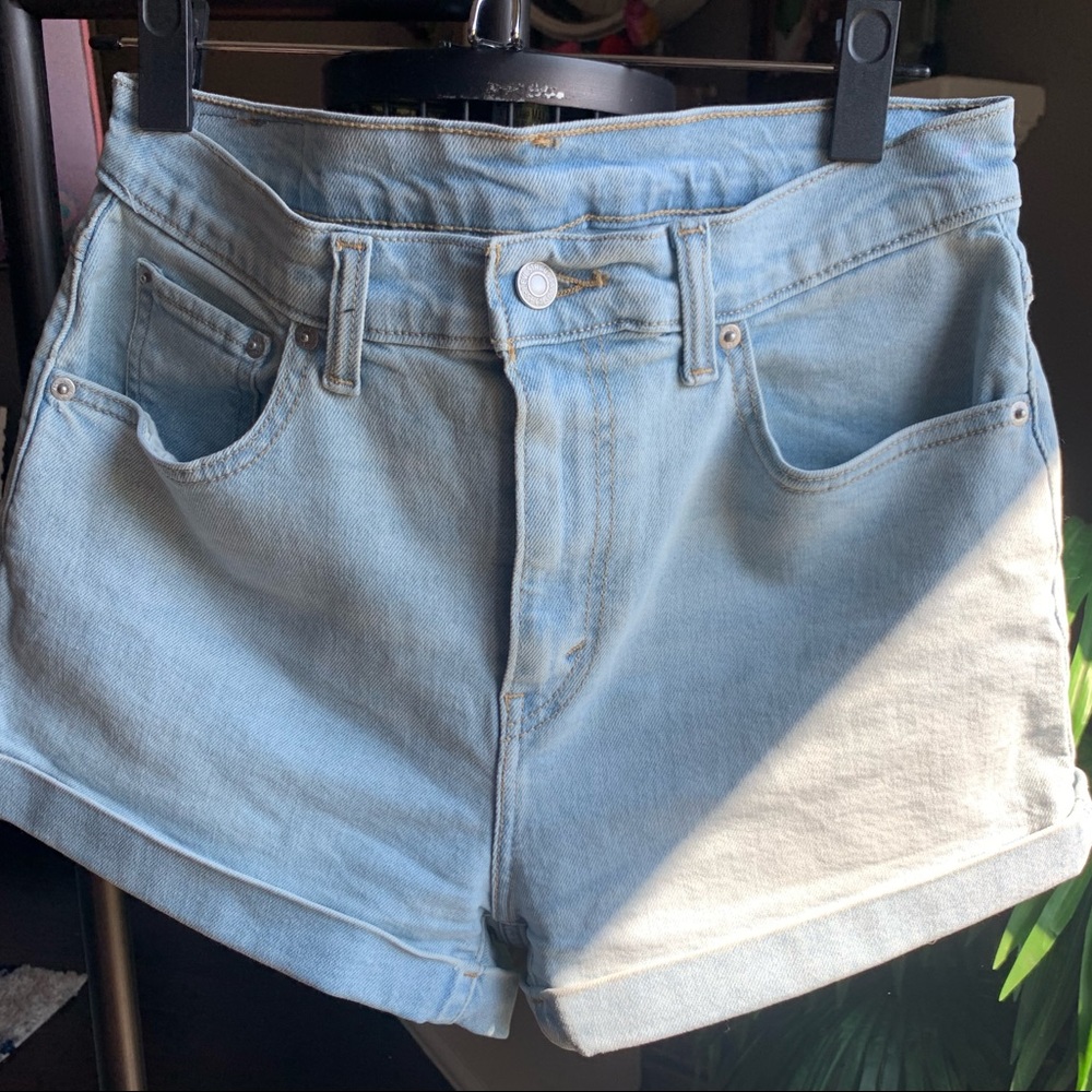 Levi's Women's Shorts size 28 (6)